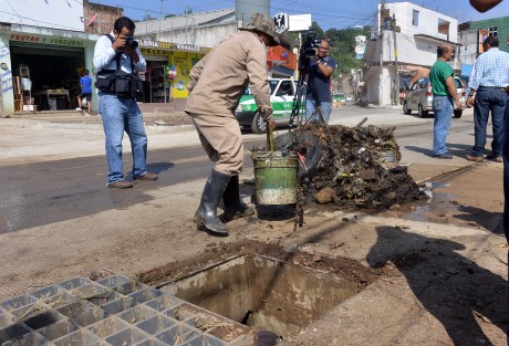 Personal de CMAS se dio a la tarea de limpiar el colector Gutiérrez Barrios, ya que se encontraron llantas, bolsas, zapatos y todo tipo de basura.