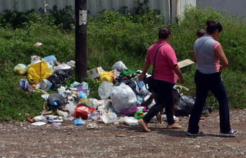 A escasos metros de la calle MÁRTIRES DEL 28 de agosto, donde regularmente se inunda, se encuentra un letrero donde se pide a la población no saque  basura hasta escuchar la campana, a lo cual haen caso omiso, ya que en lugar hay hasta ratas y perros comiendo de la basura que ahí se deja a todas horas. 