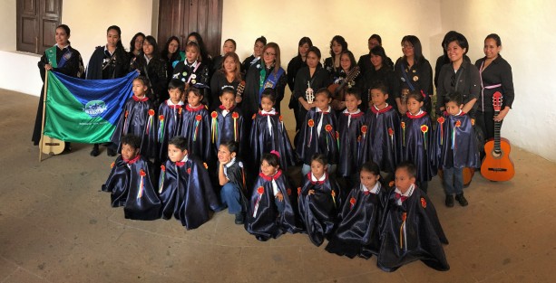 La integrantes de la Estudiantina del Jardín de Niños Ángela Rechy e integrantes de la Tuna Femenil de la Universidad Veracruzana.
