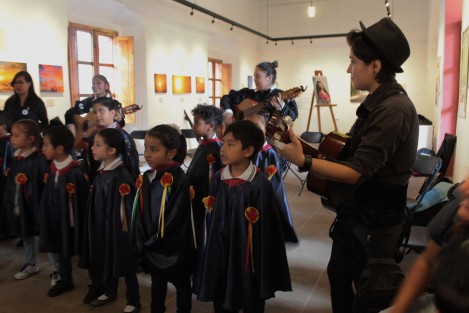 La Tuna Femenil de la Universidad Veracruzana pondrá a tono a la Estudiantina del Jardín de Niños Ángela Rechy, para que participen en el 4° Festival de Tunas Femeniles.  
