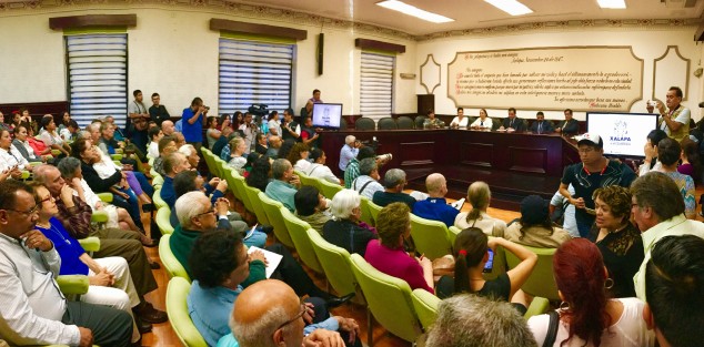 En la Sala de Cabildo del Ayuntamiento de Xalapa fue presentado el libro <em>Ilustres Xalapeños</em>, del fotógrafo Luis Ayala.