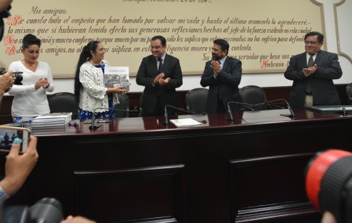 En la Sala de Cabildo del Ayuntamiento de Xalapa fue presentado el libro Ilustres Xalapeños, del fotógrafo Luis Ayala. Presentes la rectora de la UV, Sara Ladrón de Guevara, el alcalde Américo Zúñiga y el maestro Rafael Antúnez, entre otros xalapeños ilustres.  