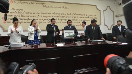 En la Sala de Cabildo del Ayuntamiento de Xalapa fue presentado el libro Ilustres Xalapeños, del fotógrafo Luis Ayala. Presentes la rectora de la UV, Sara Ladrón de Guevara, el alcalde Américo Zúñiga y el maestro Rafael Antúnez, entre otros xalapeños ilustres. 