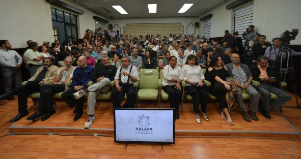 En la Sala de Cabildo del Ayuntamiento de Xalapa fue presentado el libro Ilustres Xalapeños, del fotógrafo Luis Ayala. Presentes la rectora de la UV, Sara Ladrón de Guevara, el alcalde Américo Zúñiga y el maestro Rafael Antúnez, entre otros xalapeños ilustres. 