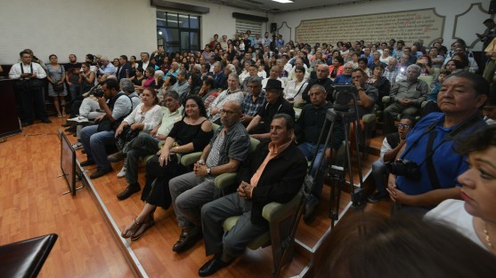 En la Sala de Cabildo del Ayuntamiento de Xalapa fue presentado el libro Ilustres Xalapeños, del fotógrafo Luis Ayala. Presentes la rectora de la UV, Sara Ladrón de Guevara, el alcalde Américo Zúñiga y el maestro Rafael Antúnez, entre otros xalapeños ilustres. 