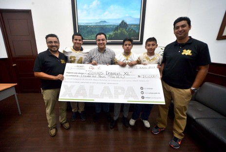 El alcalde Américo Zúñiga Martínez entregó apoyo económico por 20 mil pesos al equipo de futbol americano Zorros Dorados XL, para la adquisición de artículos deportivos y sufragar diferentes gastos.
