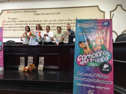 Invitan a participar en la  carrera <em>Cambiando su Mundo</em>, a beneficio de 4 causas, el próximo domingo 18 de junio en el Libramiento de Coatepec, en la cual se correrá con mascotas. En la sala de Cabildos del Ayuntamiento de Xalapa fue presentado el kit para los participantes.  