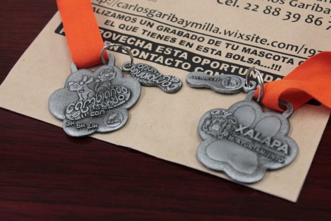 El kit consta de playera, paliacate y medalla para la persona y la mascota, todo  con un diseño especial. La inscripción tiene un costo de 300 pesos para persona y mascota, y se puede realizar en línea en www.tiempooficial.com, Clínica Rehab & Fit, en Manuel Aparicio Güido No. 6 de la Colonia María Esther; y el Hospital Veterinario Dr. Lechuza, en Calle Lázaro Cárdenas No 237, Col.Benito Juárez; además en el Hotel Xalapa el día y a la hora de la entrega de kits, esto sujeto a disposición.
