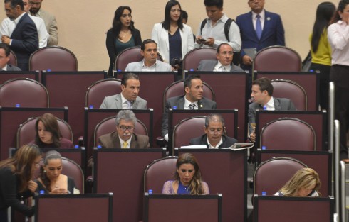 La diputada Cinthya Lobato fue visiblemente ignorada por integrantes de su bancada durante la sesión del Congreso de este martes. La panista dice que no se va. 