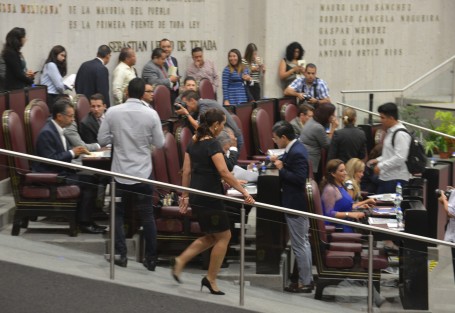 La diputada Cinthya Lobato fue visiblemente ignorada por integrantes de su bancada durante la sesión del Congreso de este martes. La panista dice que no se va. 