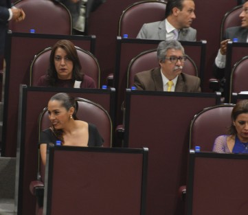 La diputada Cinthya Lobato fue visiblemente ignorada por integrantes de su bancada durante la sesión del Congreso de este martes. La panista dice que no se va. 
