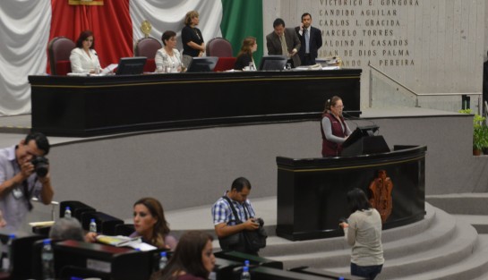 La diputada de MORENA, Tanya Carola Viveros, presentó una iniciativa para que las reuniones de las comisiones sean transmitidas en vivo, con el fin de brindar más transparencia al trabajo de los legisladores. Mientras la presentaba en tribuna, la diputada Dunyaska García daba la espalda para platicar con sus compañeros y  quizá  modelar otro de sus sexivestidos. 