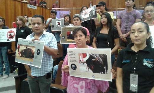 Asociaciones de protección a los animales acudieron a la sesión del Congreso del estado, en donde fue presentada una iniciativa donde se reitera la protección a animales en diversas actividades. A la misma se sumaron algunos diputados y las bancadas de MORENA y PRD.