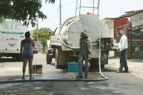 Vecinos del fraccionamiento Costa Dorada del municipio de Veracruz, reciben agua potable en pipas debido a que la bomba del pozo de agua del lugar lleva más de 15 días descompuesta. Los afectados deben sortear esta carencia como pueden.