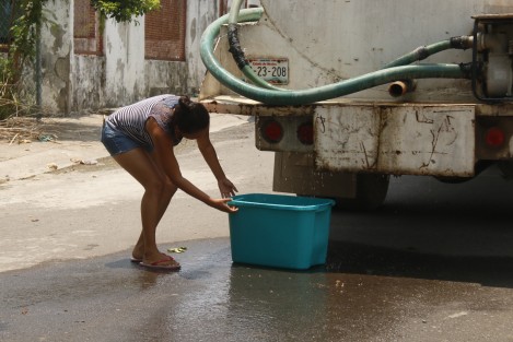 Vecinos del fraccionamiento Costa Dorada del municipio de Veracruz, reciben agua potable en pipas debido a que la bomba del pozo de agua del lugar lleva más de 15 días descompuesta. Los afectados deben sortear esta carencia como pueden. 