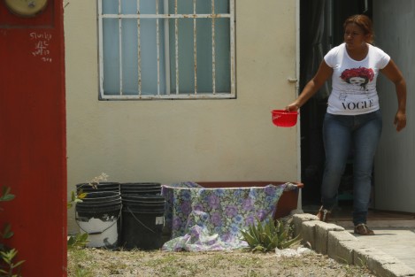 Vecinos del fraccionamiento Costa Dorada del municipio de Veracruz, reciben agua potable en pipas debido a que la bomba del pozo de agua del lugar lleva más de 15 días descompuesta. Los afectados deben sortear esta carencia como pueden.