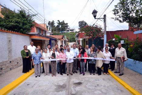 Gracias al respaldo y a la confianza de la ciudadanía, en la administración municipal hemos logrado construir casi 90 calles fuera de los programas tradicionales de inversión, explicó el alcalde Américo Zúñiga Martínez al inaugurar la pavimentación con concreto mixto de la calle Cedro, en la colonia Unidad del Bosque.
