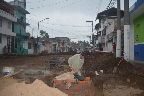 Aproximadamente dentro de tres semanas se concluirán los trabajos de reconstrucción integral de Pípila, entre 20 de Noviembre y Américas, explicó el director de Obras Públicas del Ayuntamiento de Xalapa, Fernando Francisco Velasco Montiel.
