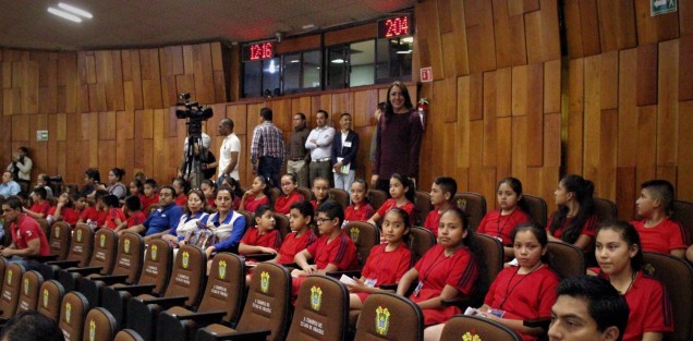 Estudiantes del distrito de la diputada Teresita Zuccolotto visitaron el Congreso del Estado. 