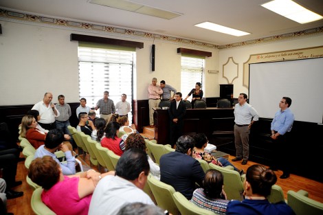 Al presentar el proyecto de rehabilitación integral de la calle Juan de la Luz Enríquez a comerciantes de la zona y escuchar sus propuestas para reducir afectaciones, el alcalde Américo Zúñiga Martínez explicó que esta obra busca impulsar el desarrollo de toda la ciudad.
