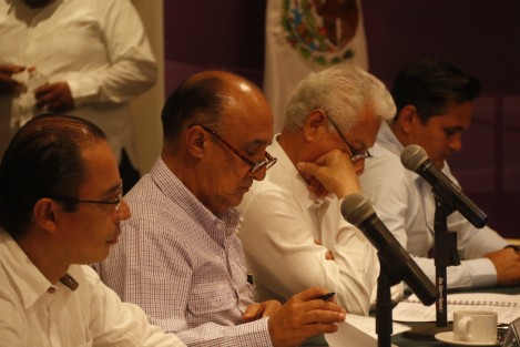 El evento al cual asisten funcionarios estatales y federales se realiza a puerta cerrada. 