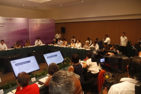 El evento al cual asisten funcionarios estatales y federales se realiza a puerta cerrada. 
