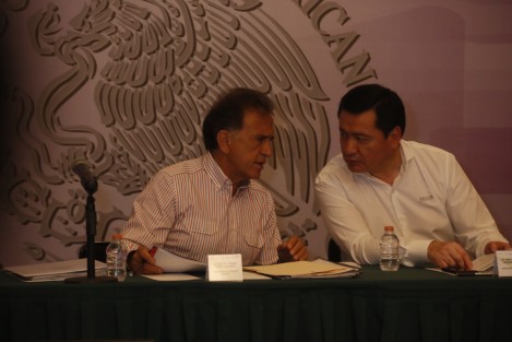 El secretario de gobernación, Miguel Ángel Osorio Chong, asistió a la instalación de la mesa de Alerta de Violencia de Género por Agravio Comparado en el WTC de Boca del Río. El evento al cual asisten funcionarios estatales y federales se realiza a puerta cerrada.
