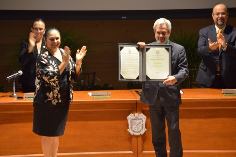 La Universidad Veracruzana representada por la Rectora Sara Ladrón de Guevara entregó el Doctorado Honoris Causa al Psicólogo brasileño formado en sus inicios en esta Universidad, Dr. Paulo Speller. Integrantes del Consejo Universitario y autoridades de Gobierno presenciaron el evento en la sala anexa Tlaqná.