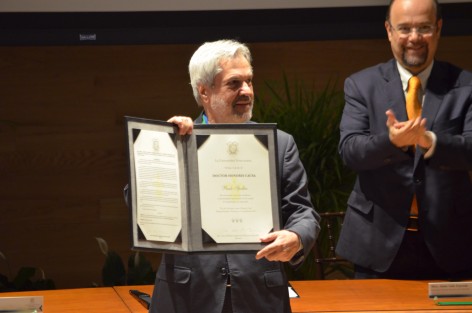 La Universidad Veracruzana representada por la Rectora Sara Ladrón de Guevara entregó el Doctorado Honoris Causa al Psicólogo brasileño formado en sus inicios en esta Universidad, Dr. Paulo Speller. Integrantes del Consejo Universitario y autoridades de Gobierno presenciaron el evento en la sala anexa Tlaqná.