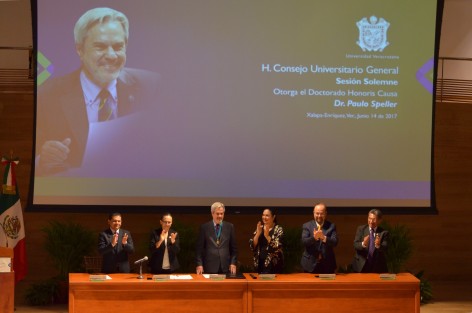 La Universidad Veracruzana representada por la Rectora Sara Ladrón de Guevara entregó el Doctorado Honoris Causa al Psicólogo brasileño formado en sus inicios en esta Universidad, Dr. Paulo Speller. Integrantes del Consejo Universitario y autoridades de Gobierno presenciaron el evento en la sala anexa Tlaqná.