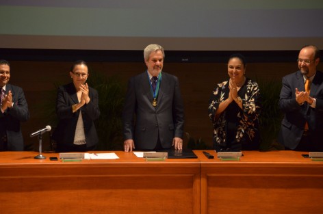 La Universidad Veracruzana representada por la Rectora Sara Ladrón de Guevara entregó el Doctorado Honoris Causa al Psicólogo brasileño formado en sus inicios en esta Universidad, Dr. Paulo Speller. Integrantes del Consejo Universitario y autoridades de Gobierno presenciaron el evento en la sala anexa Tlaqná.