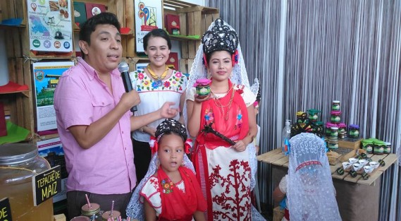 Con la participación de Pueblos Mágicos de Veracruz, Tepotzotlán Estado de México, y Zacatlán de las Manzanas, Puebla, así como la Secretaria de Turismo de Veracruz, y los municipios de Tecolutla y Poza Rica, fue inaugurado el pabellón Turístico y Cultural de la Feria de Corpus Christi, donde además exponen artesanos y productores de varios estados de la República.
