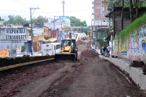 El alcalde Américo Zúñiga Martínez realizó un recorrido por la avenida Enrique C. Rébsamen, para supervisar los avances en la obra de reconstrucción integral de esta importante arteria vial ubicada en la colonia Mártires de Chicago.

