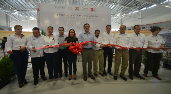 El alcalde Américo Zúñiga Martínez, en compañía de autoridades federales, participó en la inauguración de la 3ra Expo Estatal de Economía Social, donde  productores de varias partes del estado que recibieron apoyos federales presentaron sus productos. 
