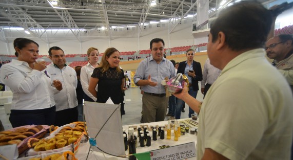 El alcalde Américo Zúñiga Martínez, en compañía de autoridades federales, participó en la inauguración de la 3ra Expo Estatal de Economía Social, donde  productores de varias partes del estado que recibieron apoyos federales presentaron sus productos. 
