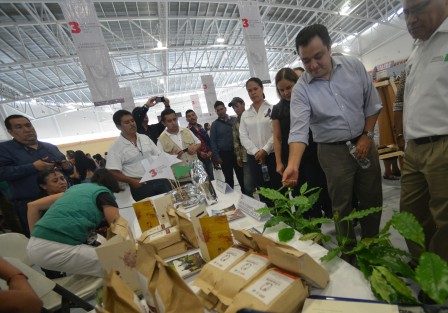El alcalde Américo Zúñiga Martínez, en compañía de autoridades federales, participó en la inauguración de la 3ra Expo Estatal de Economía Social, donde  productores de varias partes del estado que recibieron apoyos federales presentaron sus productos. 
