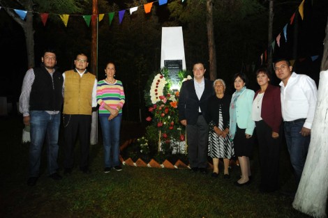 El alcalde Américo Zúñiga Martínez encabezó el homenaje póstumo que familiares, comunicadores, vecinos y servidores públicos rindieron al fotoperiodista Noé Valdés, a dos años de su fallecimiento.