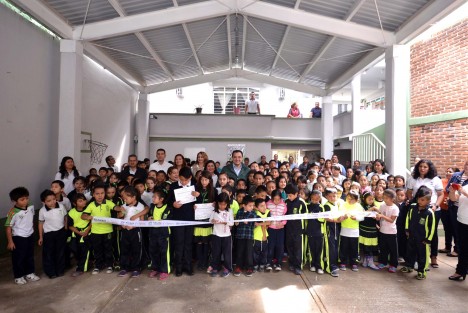 El alcalde de Xalapa, Américo Zúñiga Martínez, entregó diversas obras de mejora en la Primaria Francisco Ramos Salas, en la colonia México. 