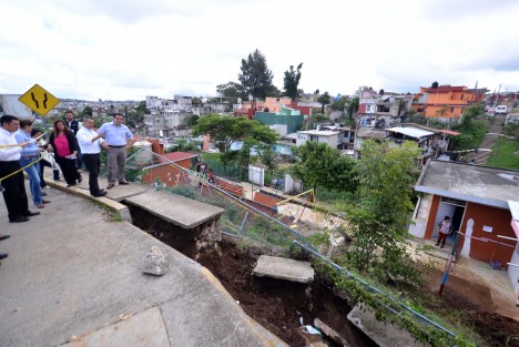 El alcalde Américo Zúñiga Martínez realizó una visita de inspección al Jardín de Niños Jaime Torres Bodet, en la colonia Culturas Veracruzanas, para comprobar las afectaciones sufridas en el mismo por un deslizamiento de tierra que causó la caída de un poste de electricidad.