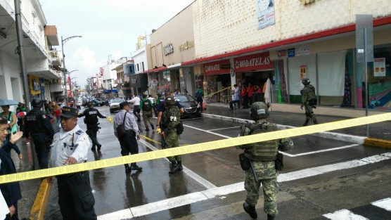 Policías en Córdoba evitaron el asalto en una tienda de telas en Córdoba, iniciándose así una persecución que culminó con uno de los presuntos delincuentes detenido.  