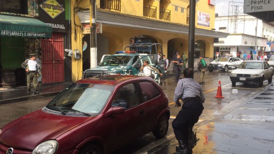 Policías en Córdoba evitaron el asalto en una tienda de telas en Córdoba, iniciándose así una persecución que culminó con uno de los presuntos delincuentes detenido.  