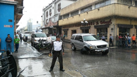 Policías en Córdoba evitaron el asalto en una tienda de telas en Córdoba, iniciándose así una persecución que culminó con uno de los presuntos delincuentes detenido.  
