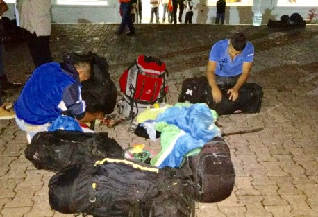 Más desempleo en Veracruz, ahora con los polis despedidos. A finales del anterior gobierno y a inicio de esta, ya se había tomado (de manera obligada) la renuncia firmada por muchos trabajadores de la SSP. A los trabajadores con plaza (con varios años en la dependencia) les pusieron nuevamente pruebas de confianza. Ya en ese tiempo, corrían las versiones de que dichas acciones tenían el propósito de chispar a la gente.
