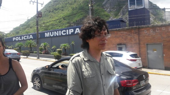 Policías detuvieron en Orizaba por dos horas al activista Yetlanezi Atenco, coordinador de Conejo Clandestino, acusado por la presunta dueña del edificio Conejo, mismo que ocupa, la organización para sus actividades. Al no encontrarse justificación para su detención, fue liberado.