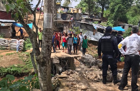 La demolición del puente construido ilegalmente, dentro del derecho de vía de cauce natural de agua e invasión del predio El Olmo, se realizó conforme a derecho, además obedece a una medida de protección civil, así lo informó el Ayuntamiento de Xalapa. 