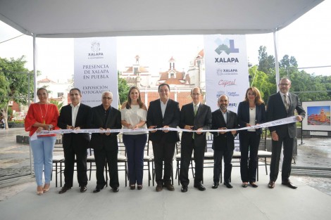El alcalde Américo Zúñiga Martínez inauguró la exposición fotográfica Presencia de Xalapa en Puebla, que comprende 32 testimonios gráficos de maestro Héctor Montes de Oca, misma que permanecerá en el Parque del Carmen, de la Angelópolis, hasta  el 30 de junio.