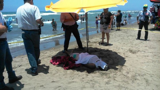 Por hacer caso omiso a recomendaciones de Protección Civil e ingresar al mar después de comer,un turista toluqueño murió ahogado en playas de Tecolutla,a donde había viajado para festejar el Día del Padre.