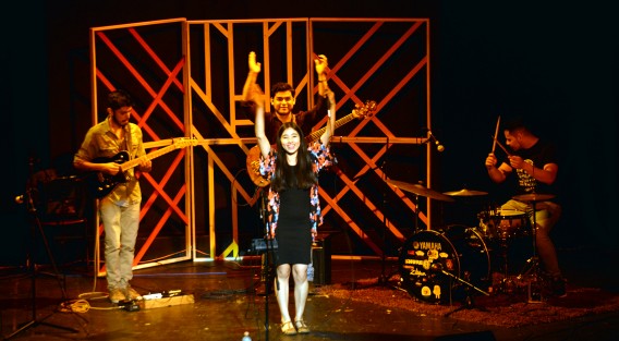 El grupo indepediente Hilvana presento su show <em>Para ser libre</em> en el Ágora de la ciudad en Xalapa; cabe destacar que estos jóvenes son todos xalapeños y por ahora gracias al apoyo del IVEC y algunos mini empresarios  ya han sacado su primer disco Jazz.