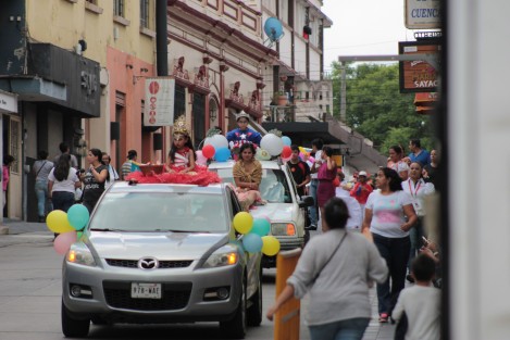 El llamado Desfile de las Flores, integrado por comparsas principalmente de escuelas de danza, recorrió calles del Centro Histórico de Xalapa. Se anuncian más eventos de este tipo los próximos fines de semana.