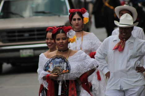 El llamado Desfile de las Flores, integrado por comparsas principalmente de escuelas de danza, recorrió calles del Centro Histórico de Xalapa. Se anuncian más eventos de este tipo los próximos fines de semana.